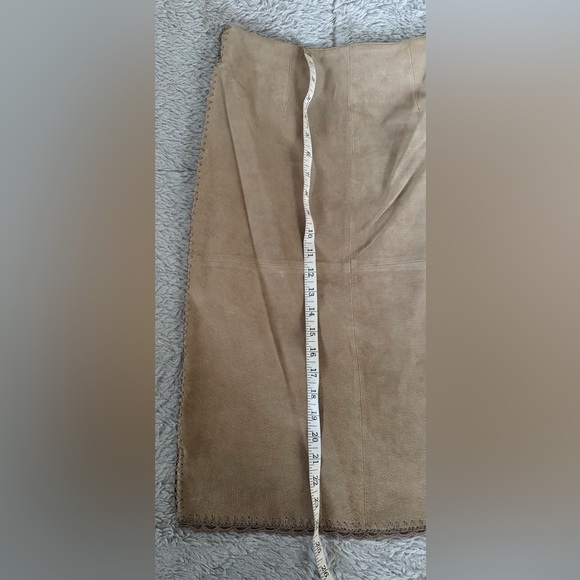 Boutique Europa Vintage Y2K Suede Leather Camel Hue Midi Skirt w/ Crochet Seams - Picture 13 of 15
